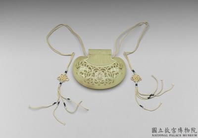 图片[2]-Openwork jade fragrance pouch in cashew shape decorated with two dragons playing with a pearl, Qing dynasty (1644-1911)-China Archive